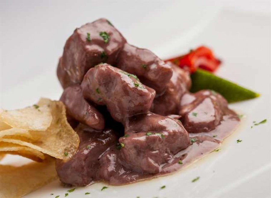 Pechuga de pollo de corral confitada con crema de Mencía