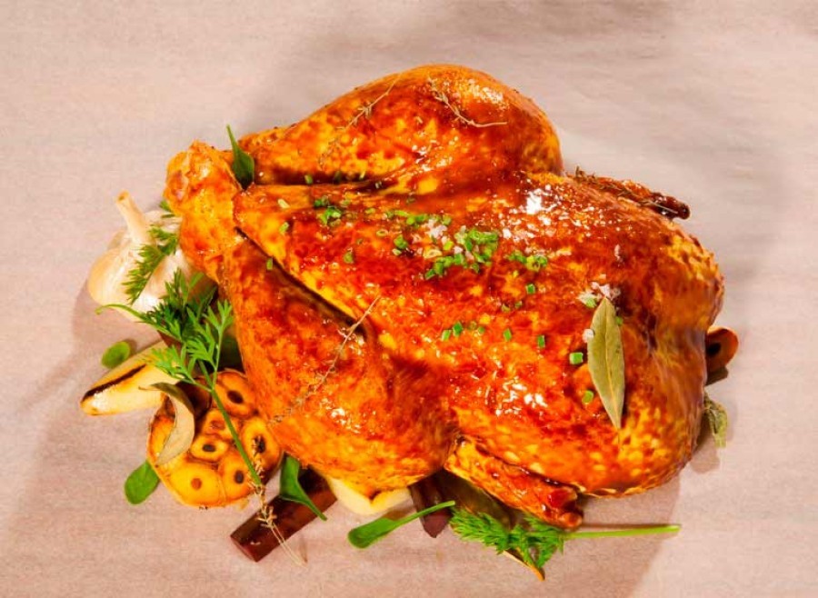 Pollo de corral asado al punto con chirivía, zanahoria y ajo asado