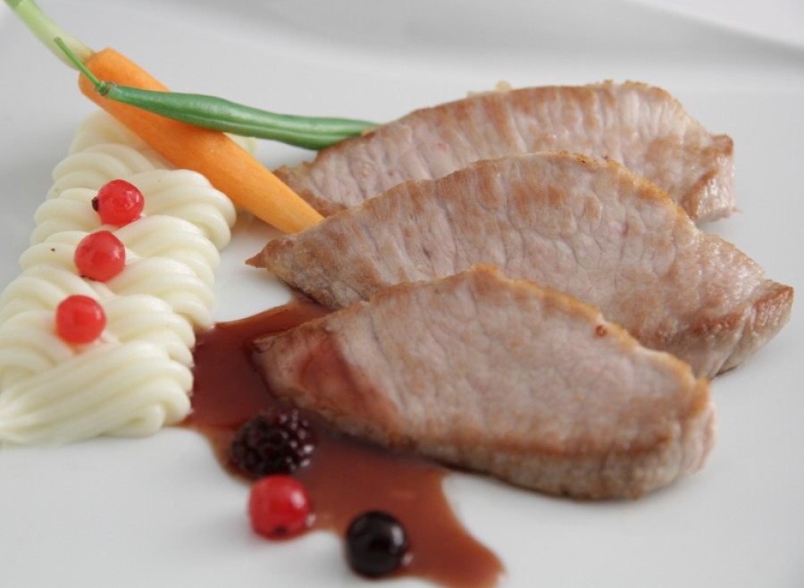 Lomo Selecta con frutos rojos y puré de patata